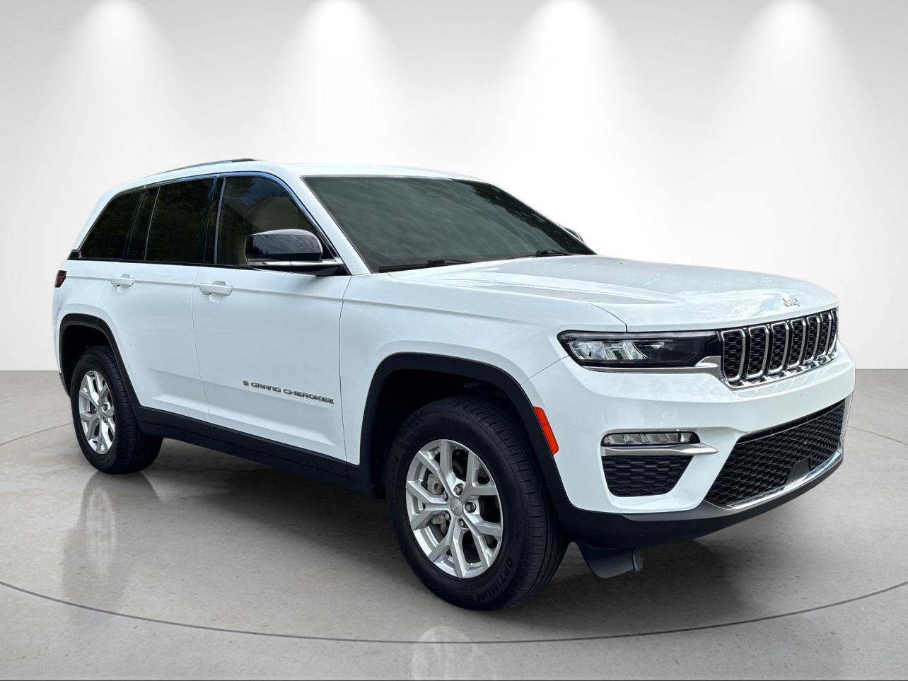Used 2023 Jeep Grand Cherokee Limited AWD/4WD image 7