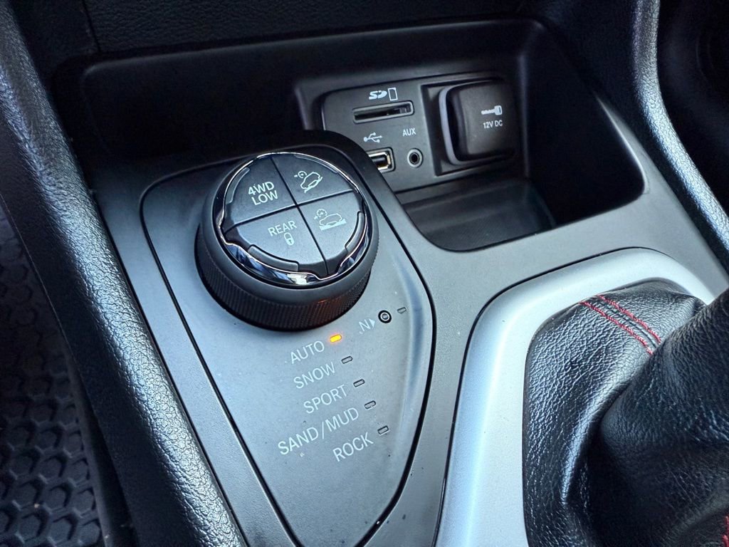 Used 2016 Jeep Cherokee Trailhawk w/ Comfort/Convenience Group image 29