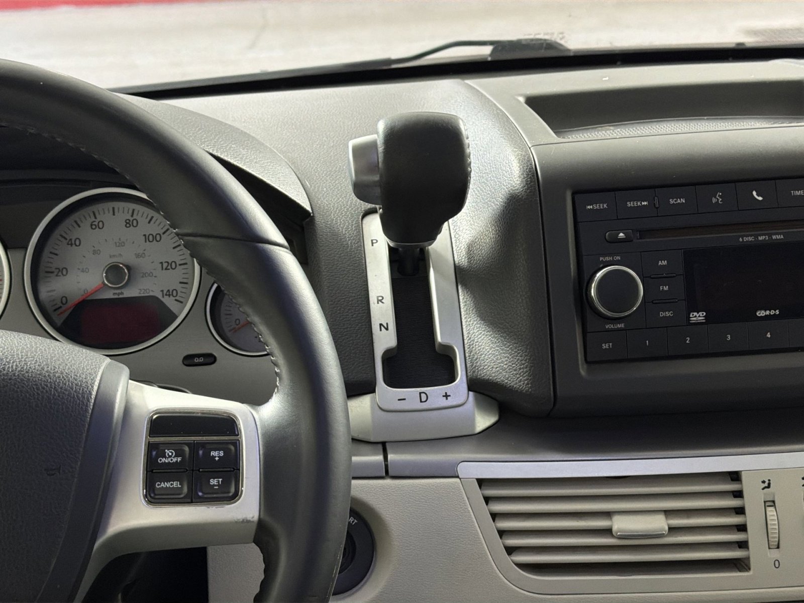 Used 2011 Volkswagen Routan SE image 20