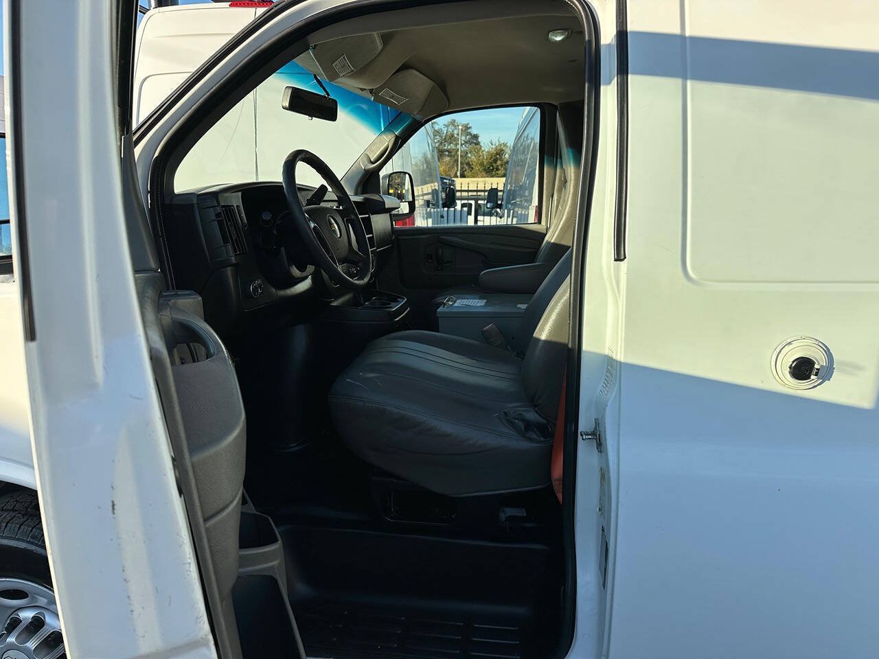 Used 2014 Chevrolet Express 2500 RWD image 12