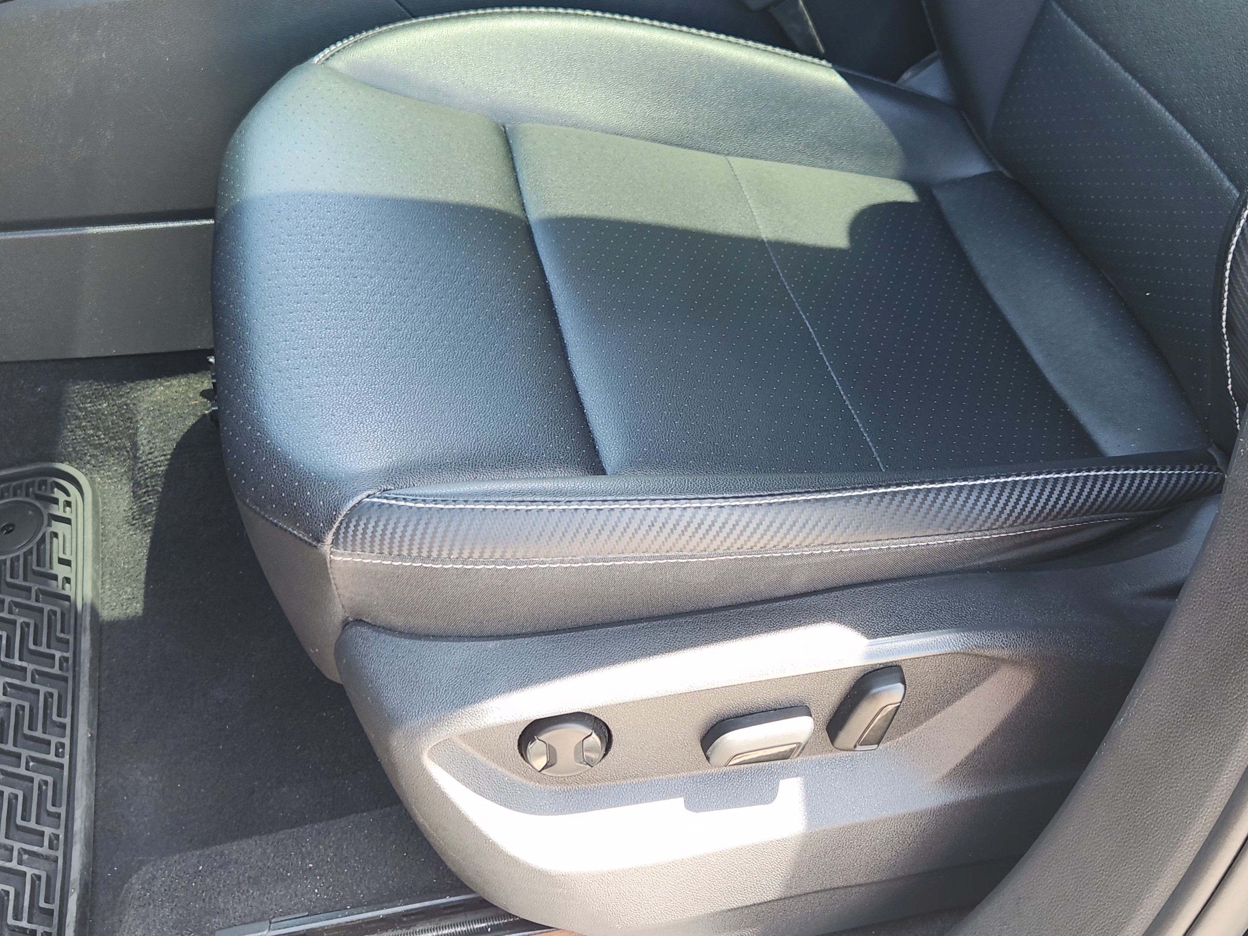 Used 2021 Volkswagen Atlas Cross Sport SE FWD image 25