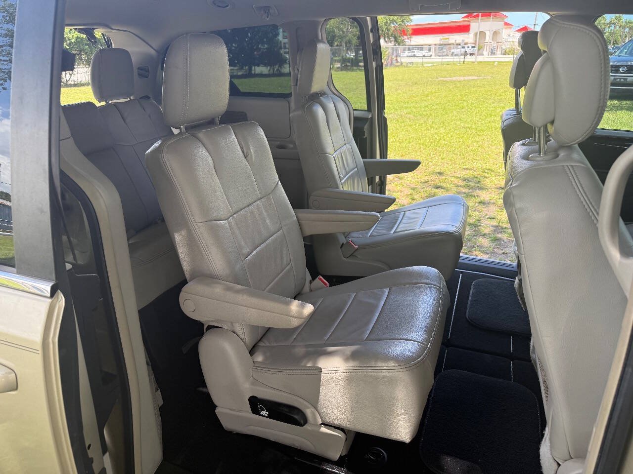 Used 2011 Chrysler Town & Country Touring FWD image 9