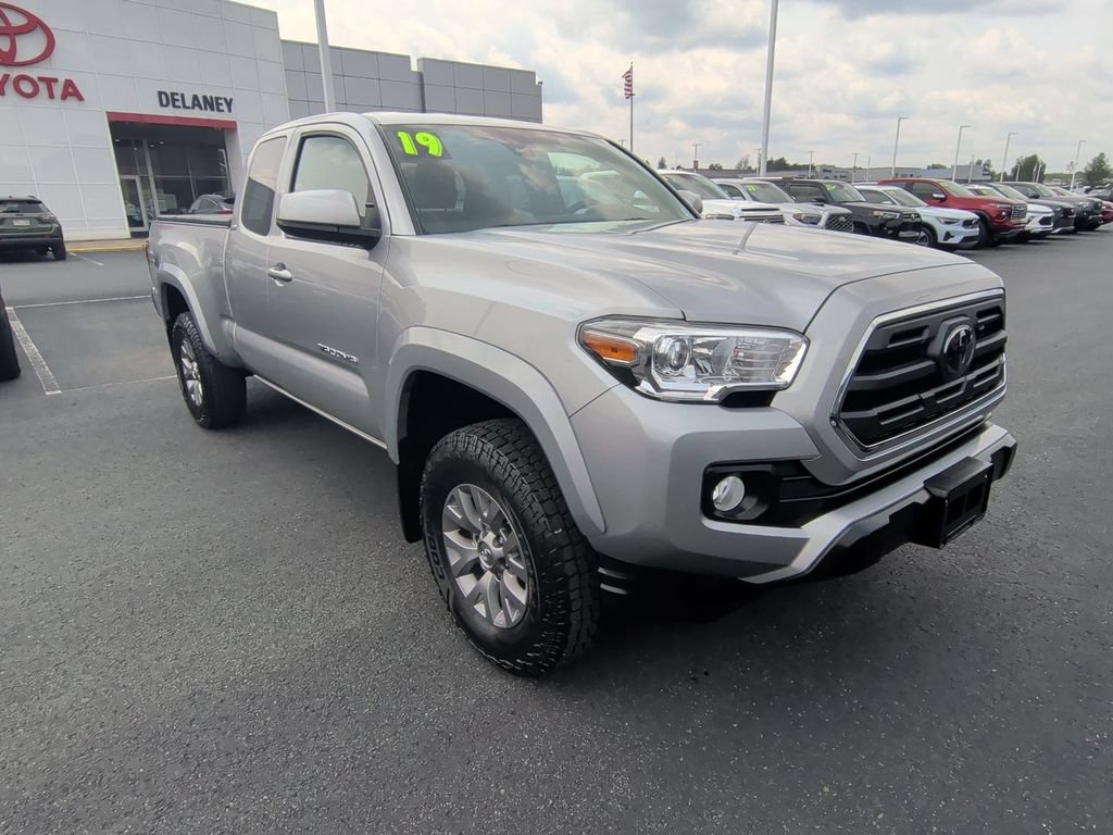 Used 2019 Toyota Tacoma SR5 AWD/4WD image 2