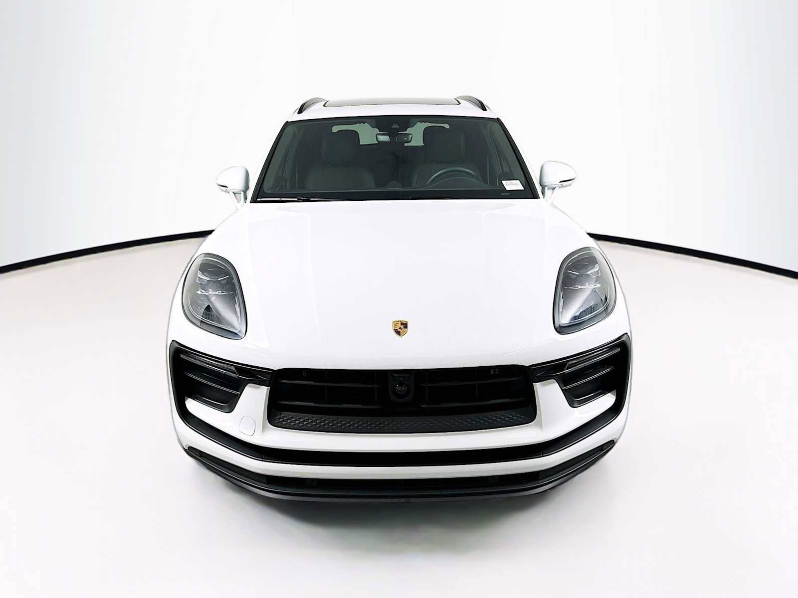 Certified 2025 Porsche Macan image 6