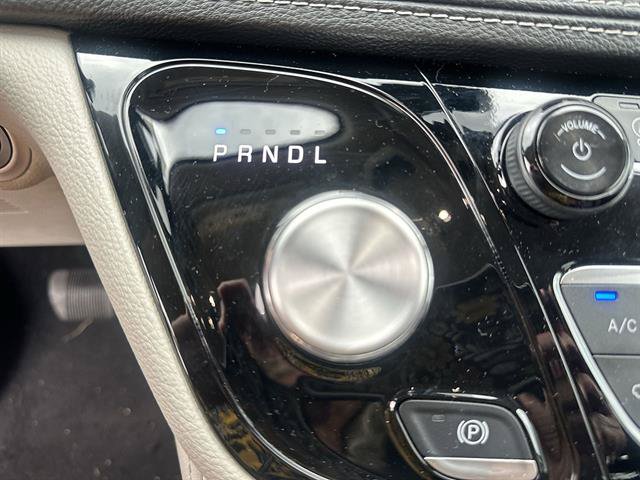 Used 2024 Chrysler Pacifica Limited FWD image 46