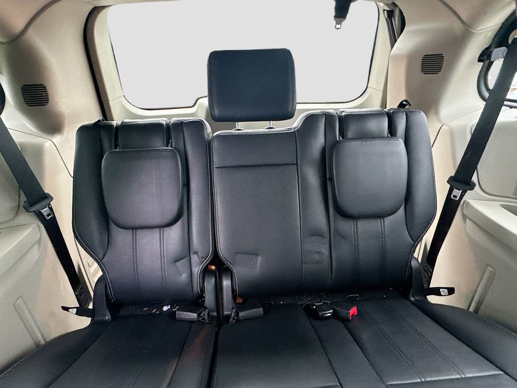 Used 2014 Chrysler Town & Country Touring FWD image 21