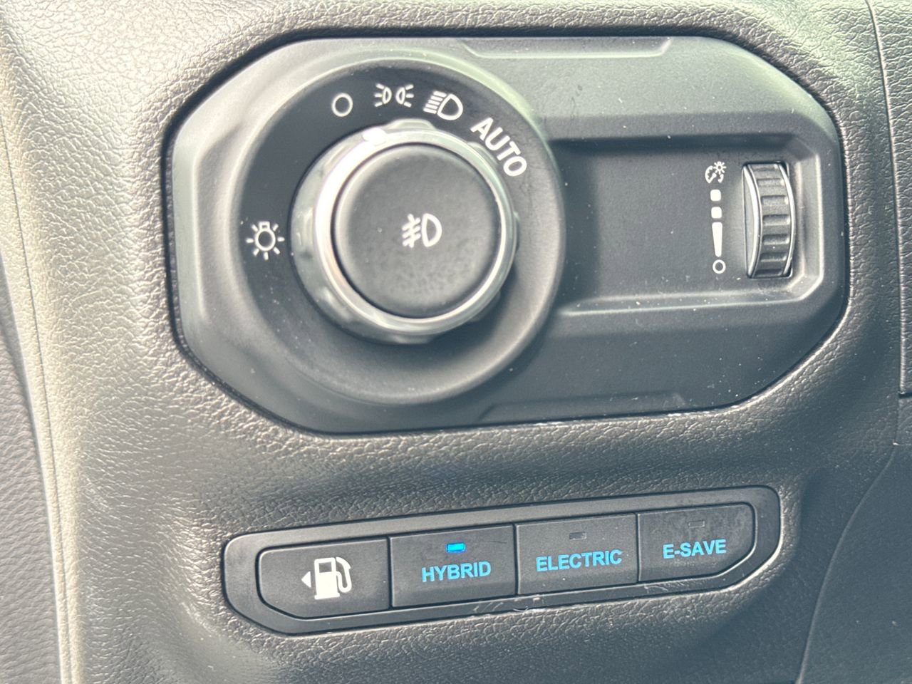 Used 2023 Jeep Wrangler Unlimited Sahara w/ Cold Weather Group AWD/4WD image 16
