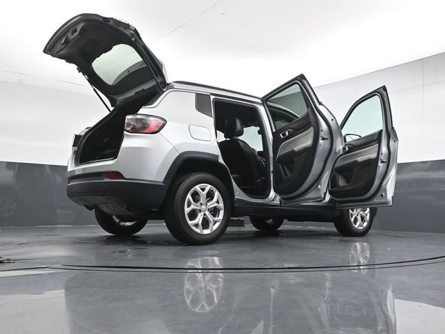 Used 2024 Jeep Compass Latitude AWD/4WD image 37