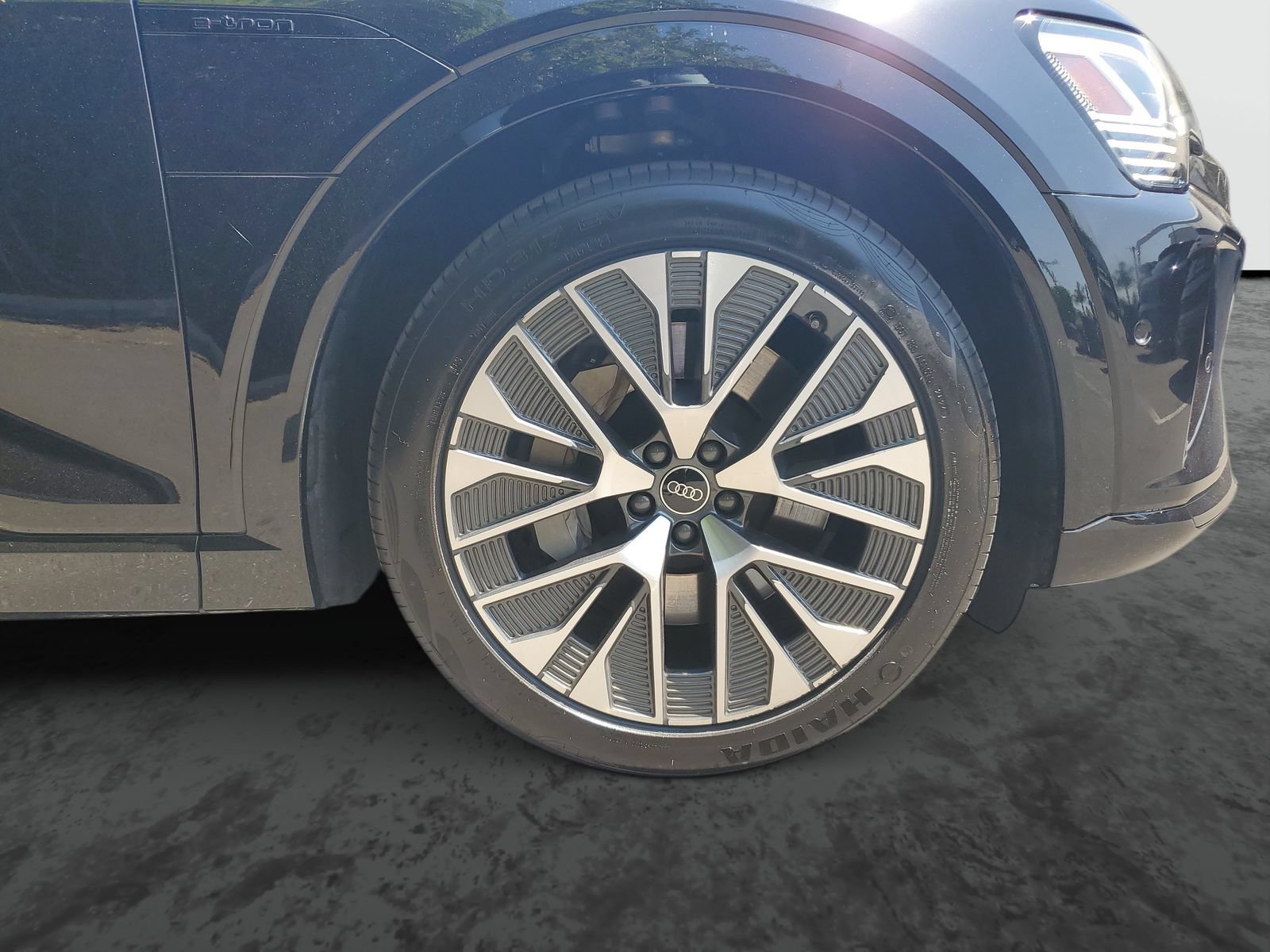 Used 2024 Audi Q8 e-tron Premium Plus AWD/4WD image 6