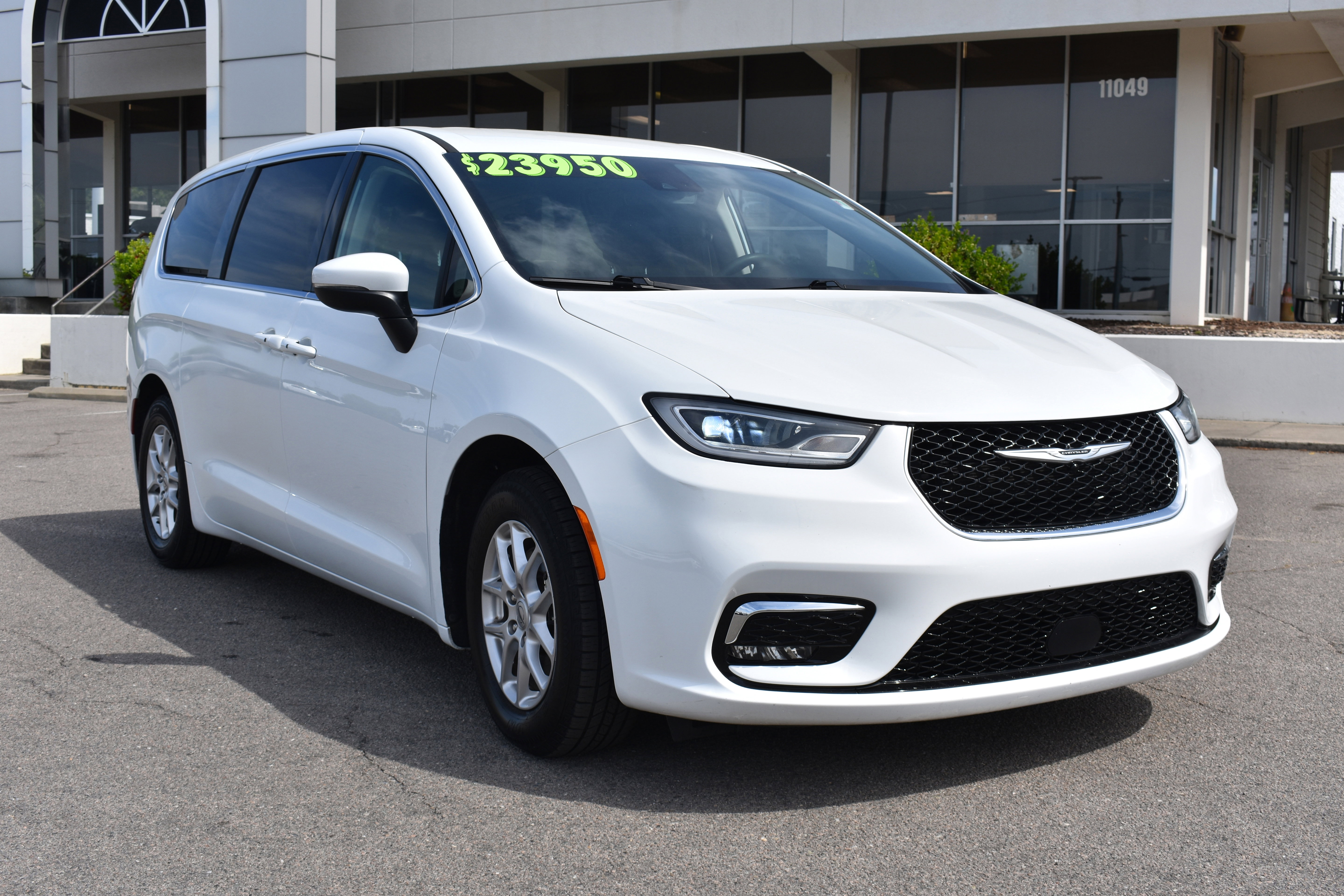 Used 2023 Chrysler Pacifica Touring-L image 3