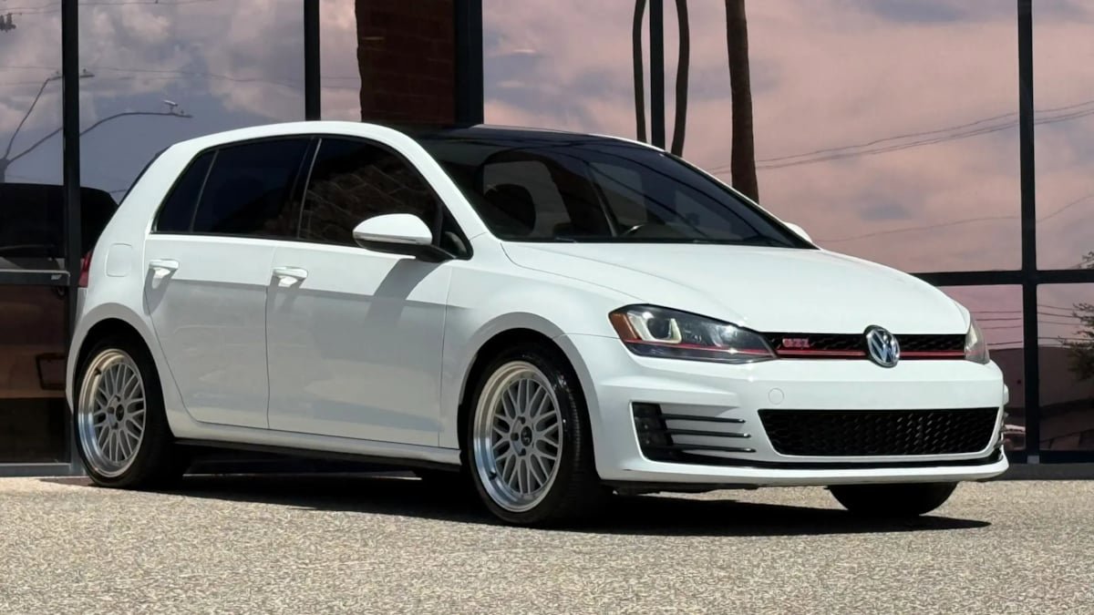 Used 2016 Volkswagen GTI SE w/ Lighting Package (SEL) FWD image 17