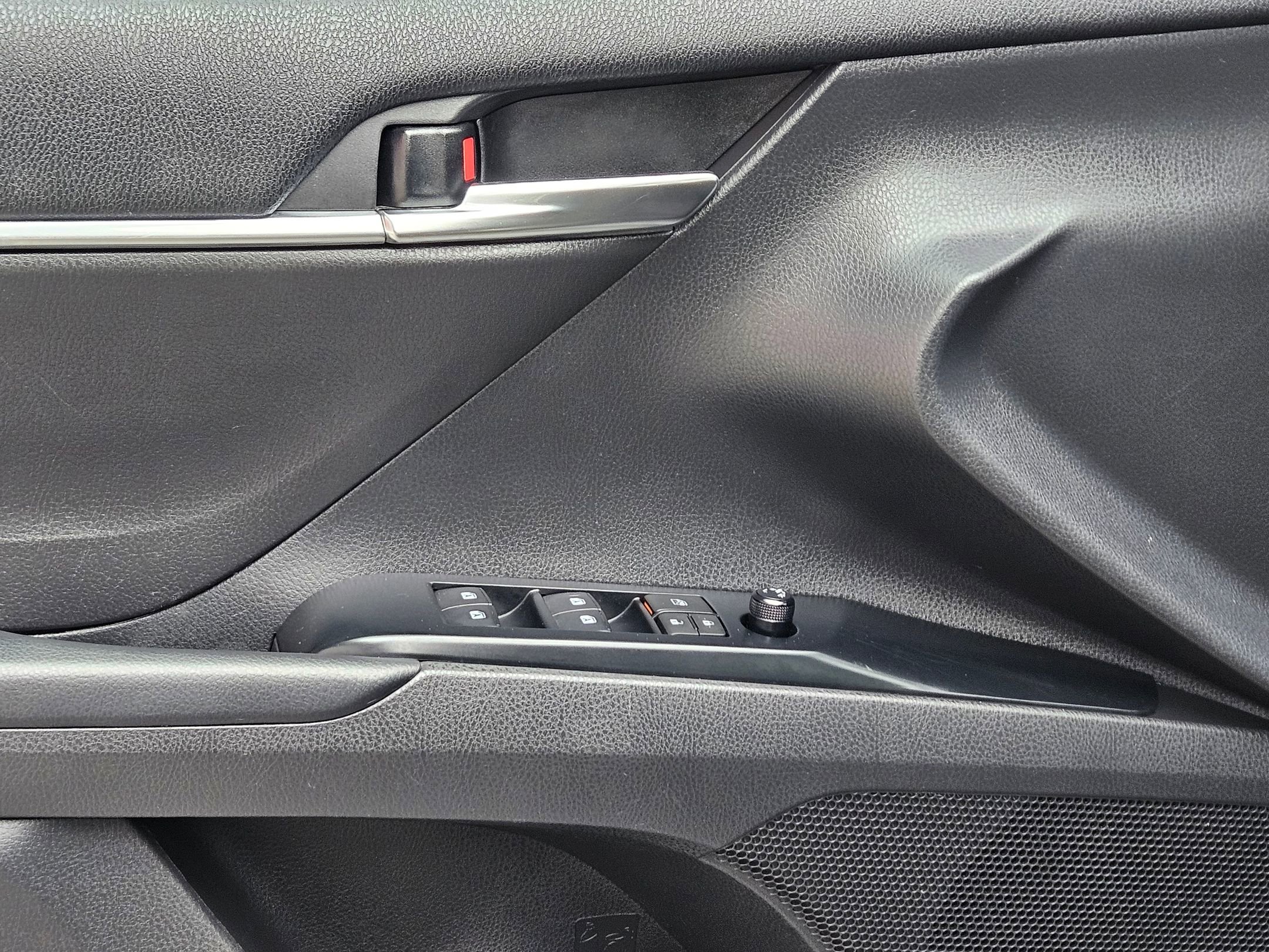 Used 2020 Toyota Camry LE image 18