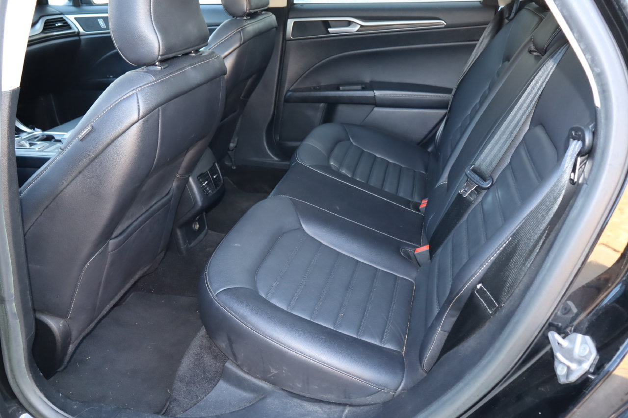 Used 2017 Ford Fusion SE w/ Fusion SE Technology Package FWD image 5