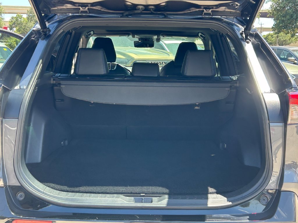 Used 2019 Toyota RAV4 XSE w/ XSE Weather Package AWD/4WD image 17