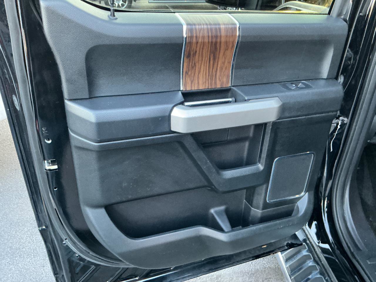 Used 2018 Ford F150 Lariat w/ Max Trailer Tow Package image 17
