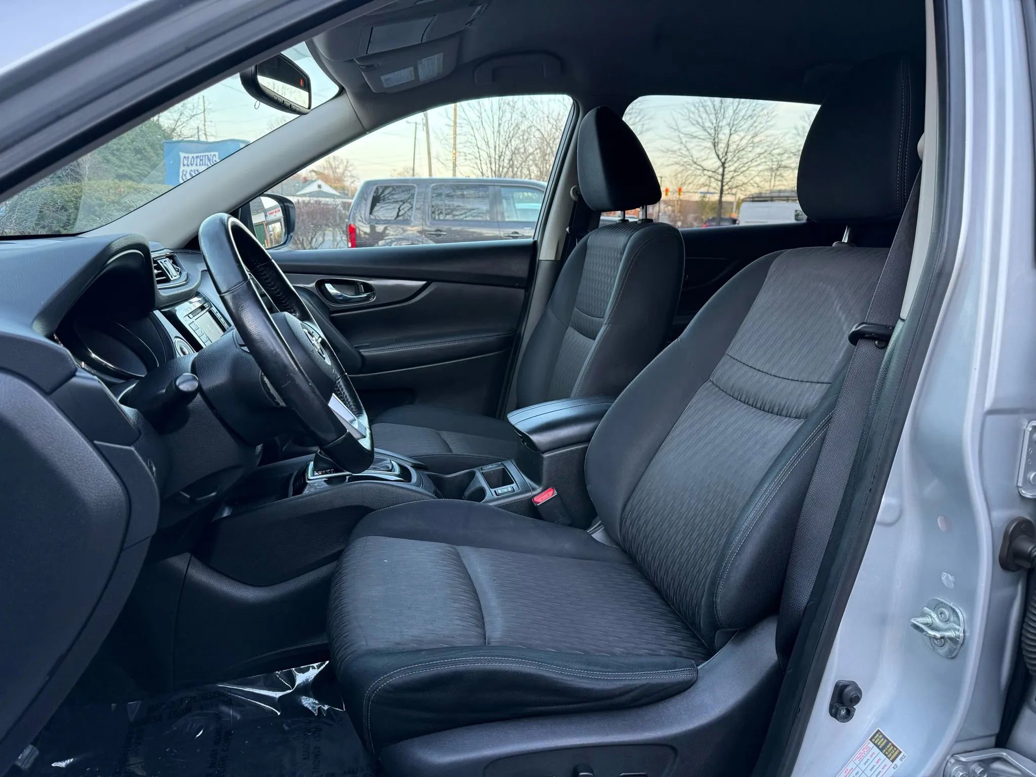 Used 2017 Nissan Rogue SV w/ SV Premium Package image 30