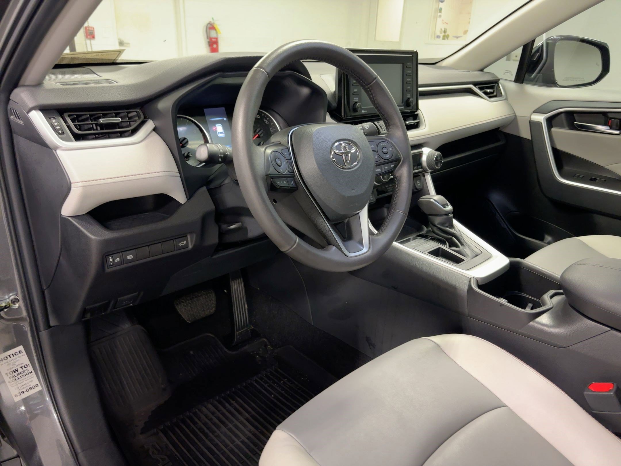 Used 2022 Toyota RAV4 XLE Premium image 4