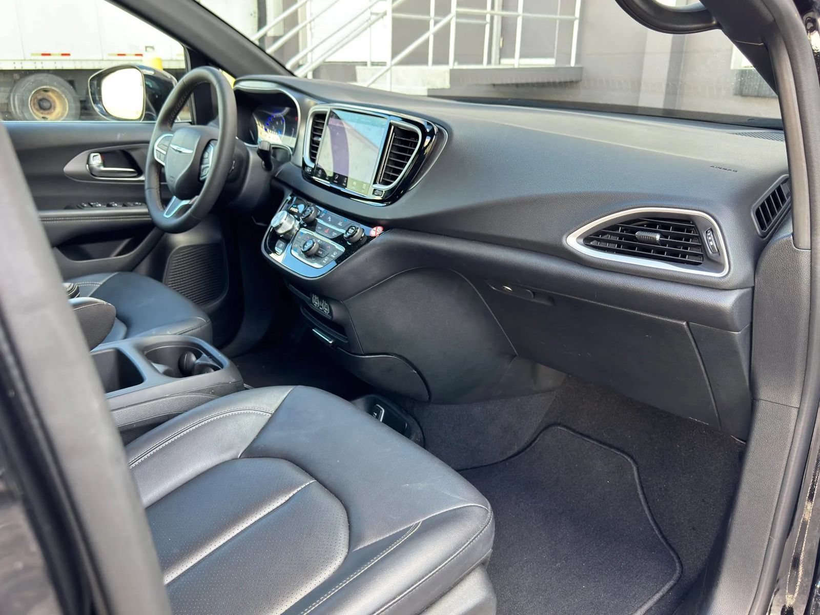 Used 2025 Chrysler Pacifica Select FWD image 13