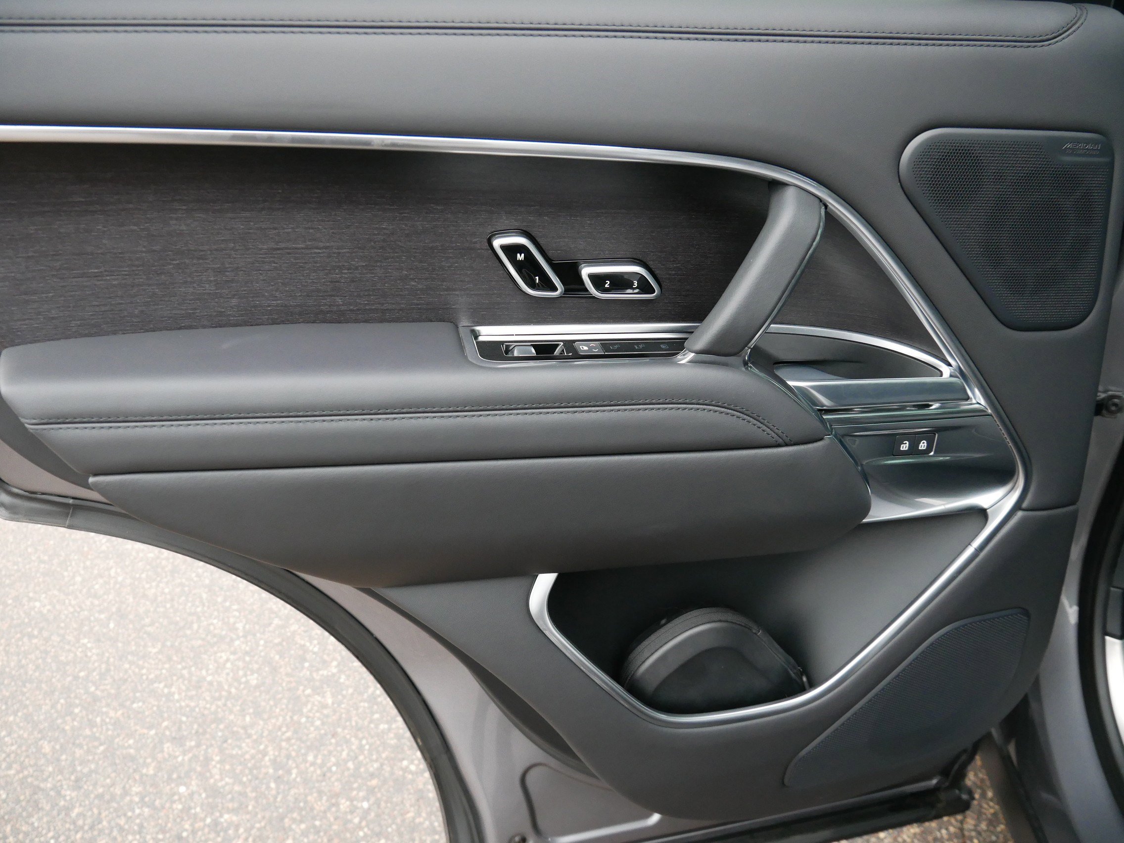 Used 2023 Land Rover Range Rover Autobiography image 17