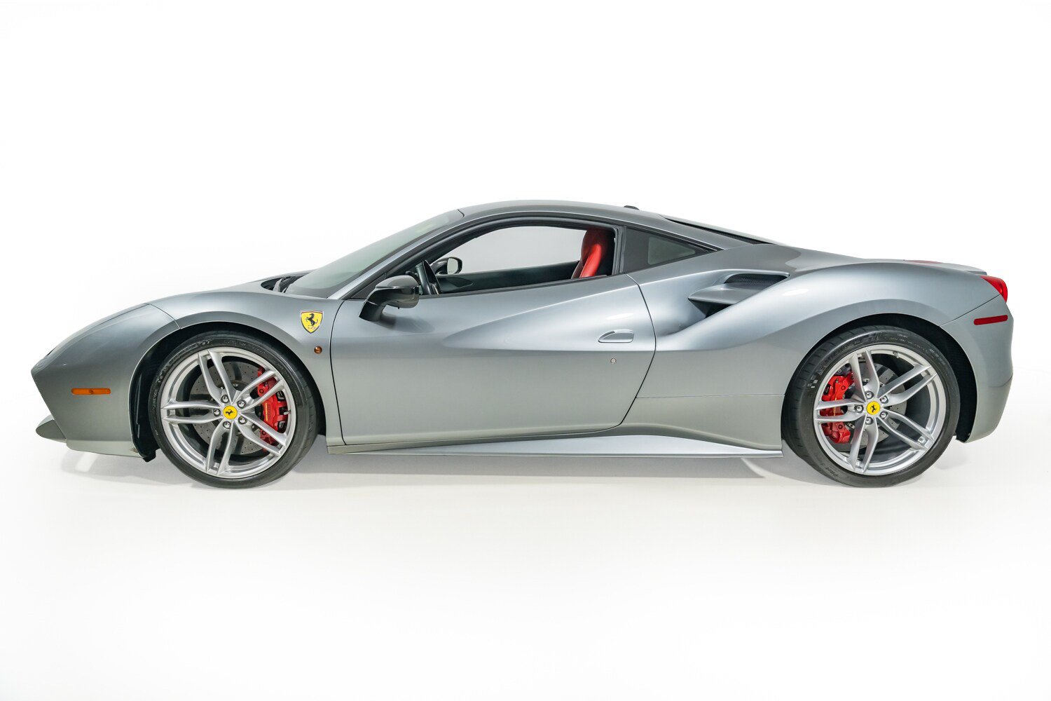Used 2017 Ferrari 488 GTB RWD image 3