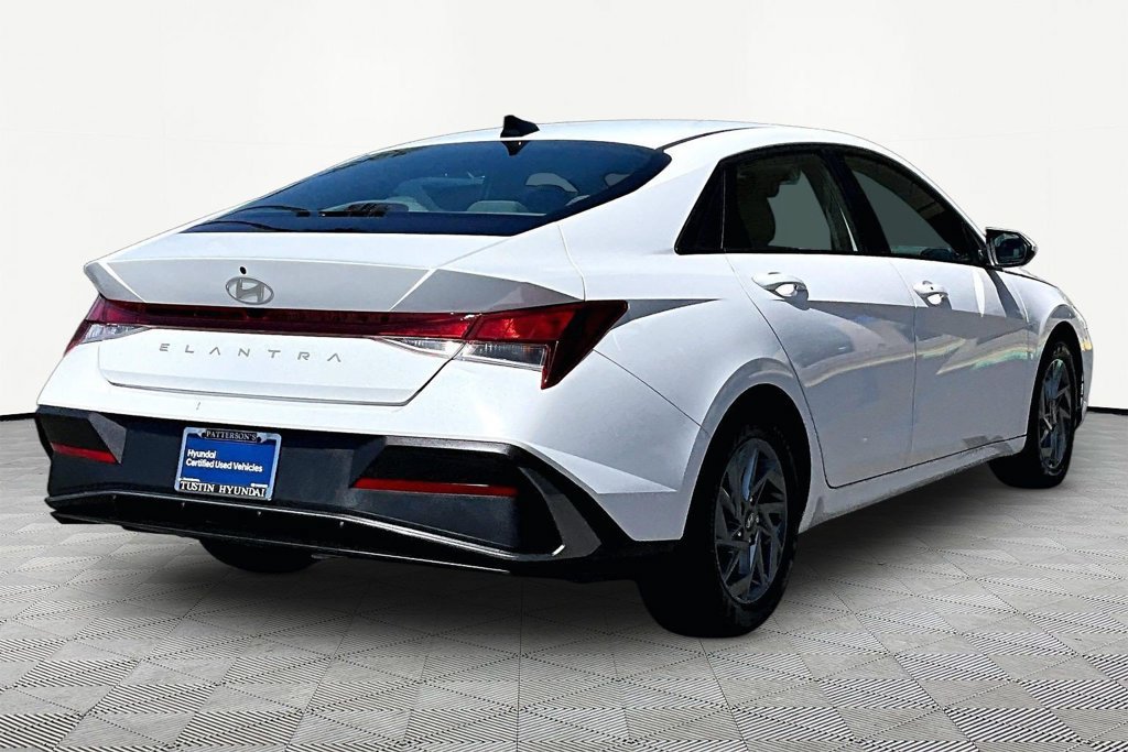Certified 2024 Hyundai Elantra SEL FWD image 3