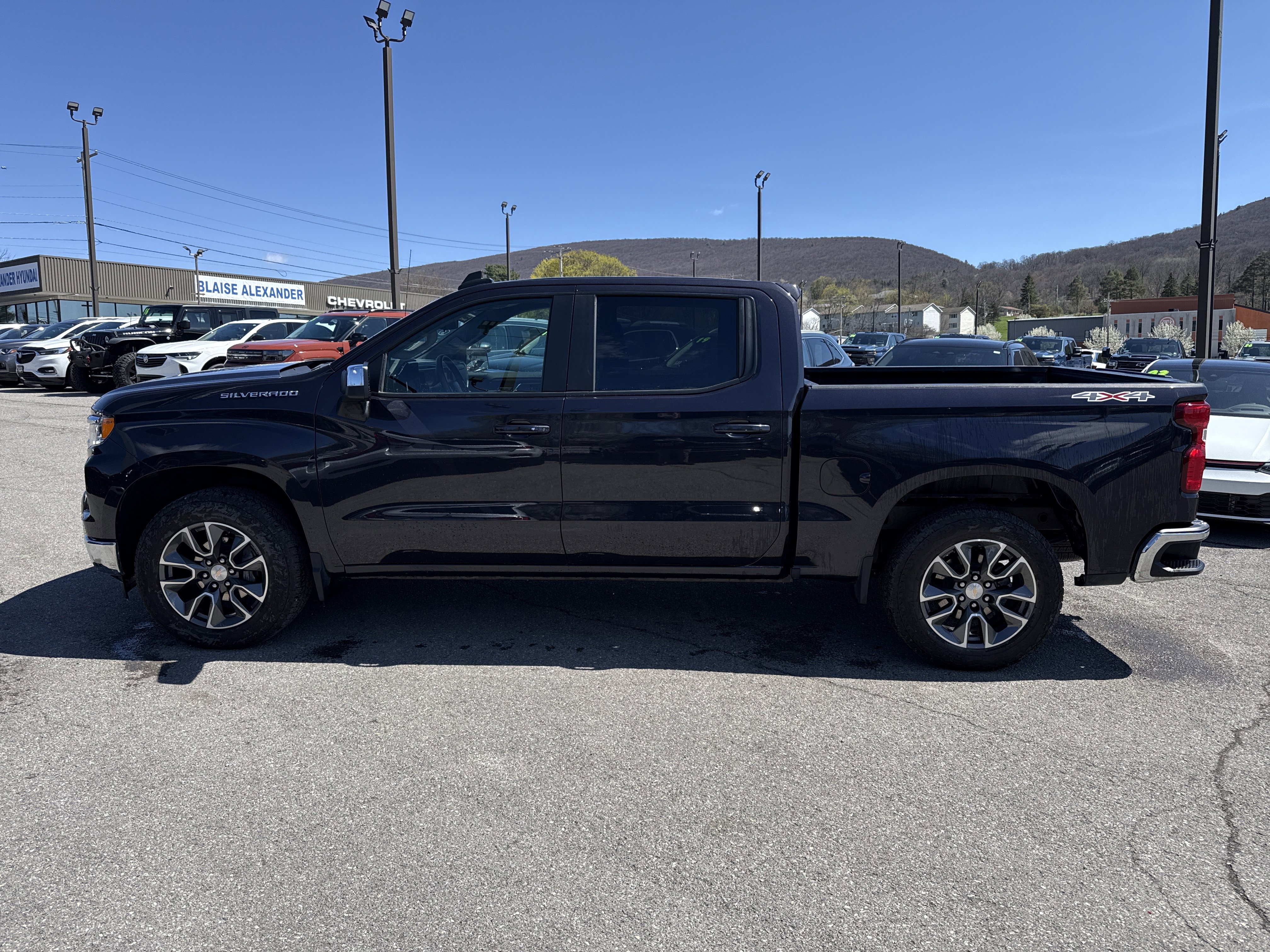 Used 2024 Chevrolet Silverado 1500 LT image 7