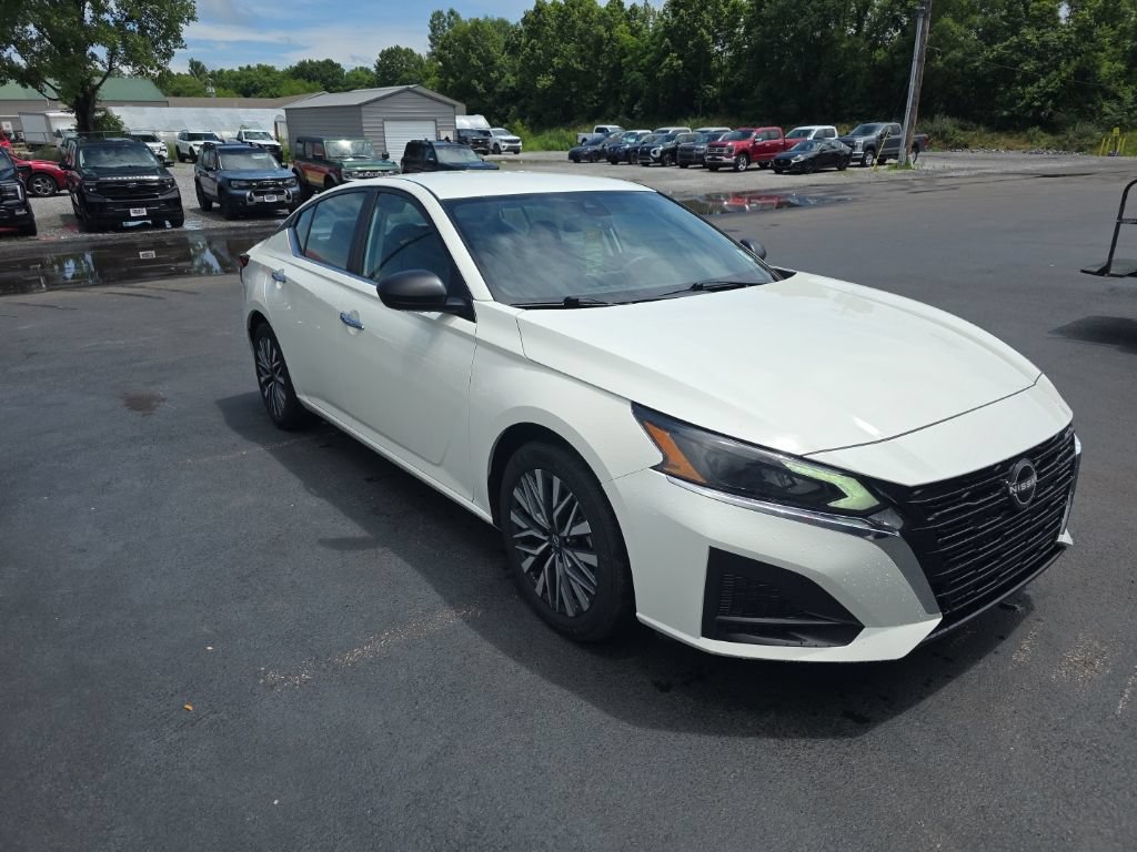 Used 2025 Nissan Altima 2.5 SV FWD image 4