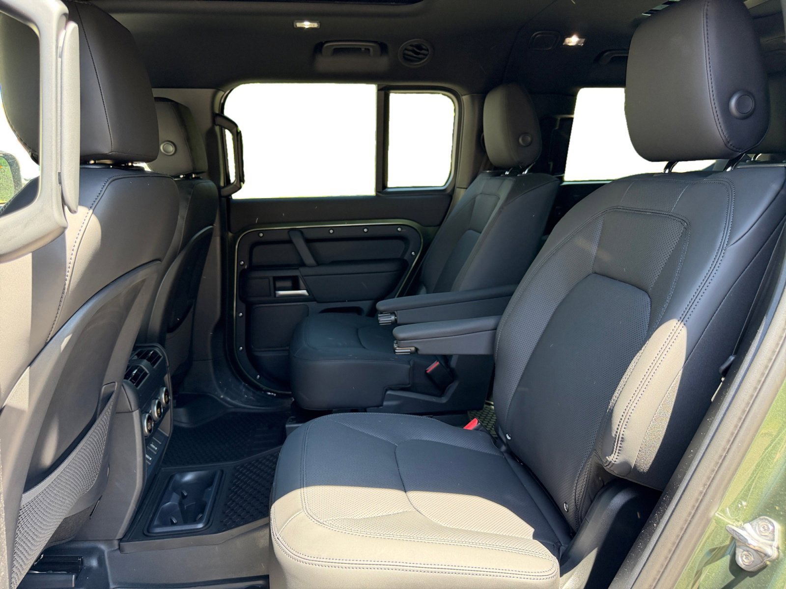 New 2026 Land Rover Defender 130 X-Dynamic SE AWD/4WD image 16