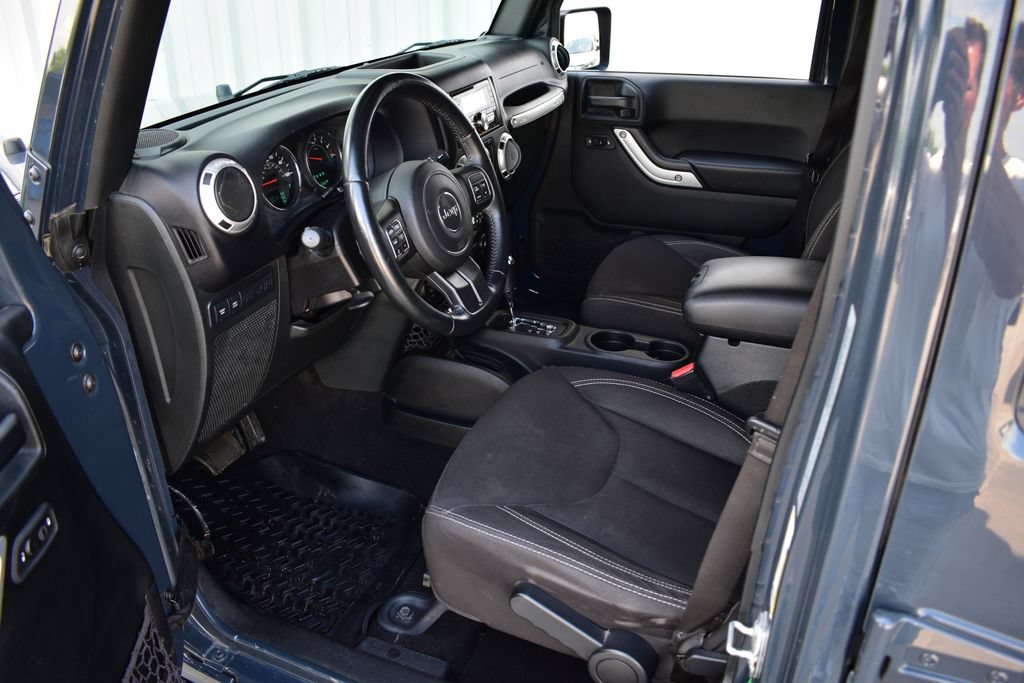 Used 2017 Jeep Wrangler Unlimited Rubicon w/ Connectivity Group AWD/4WD image 14