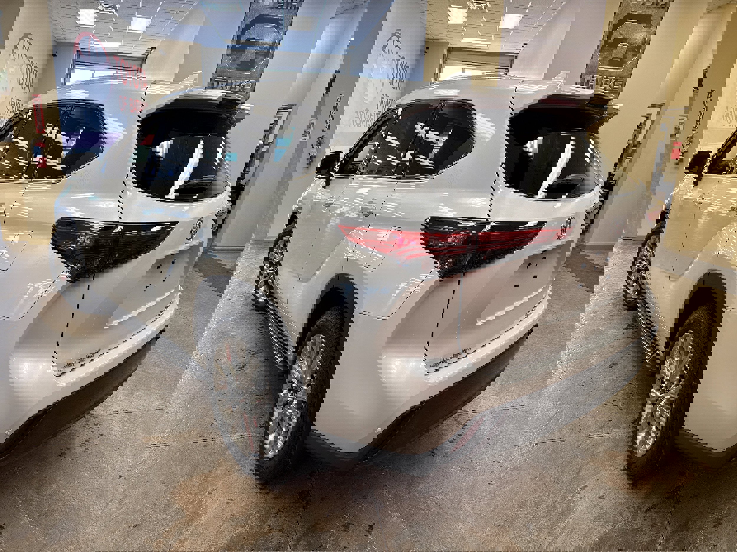 Used 2023 Toyota Highlander Limited image 10