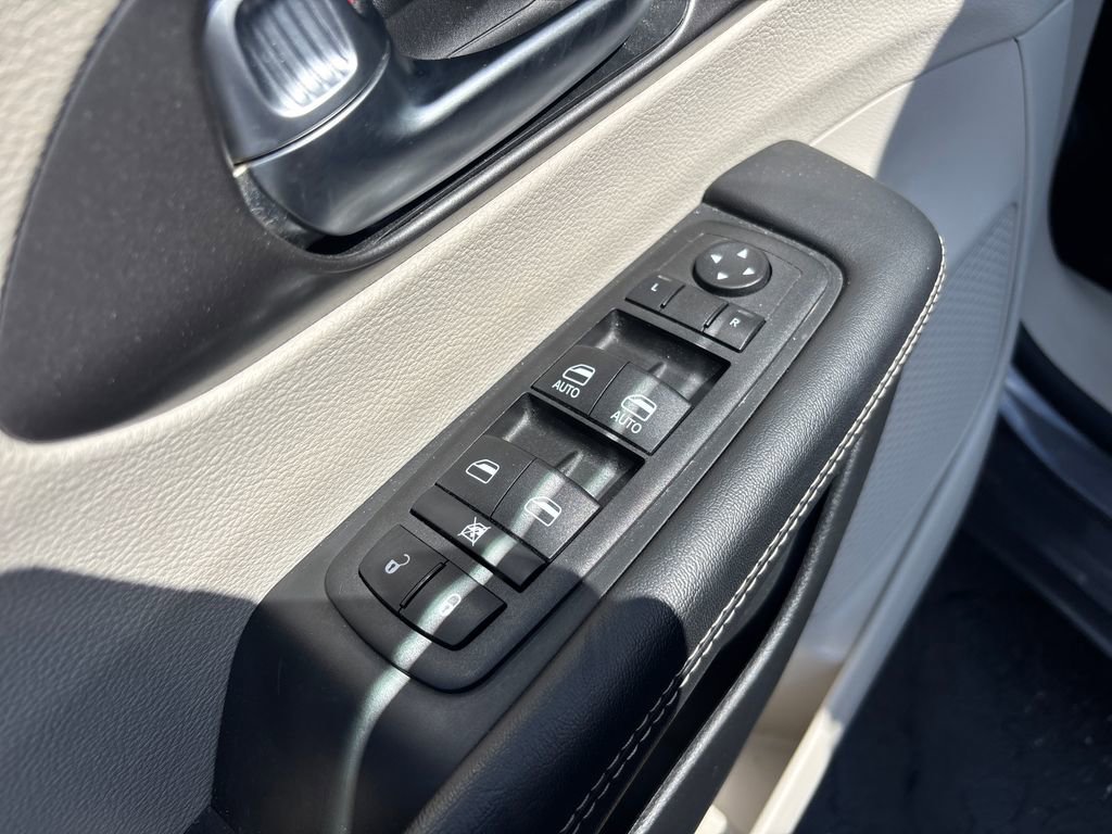 Used 2023 Chrysler Pacifica Touring-L image 13