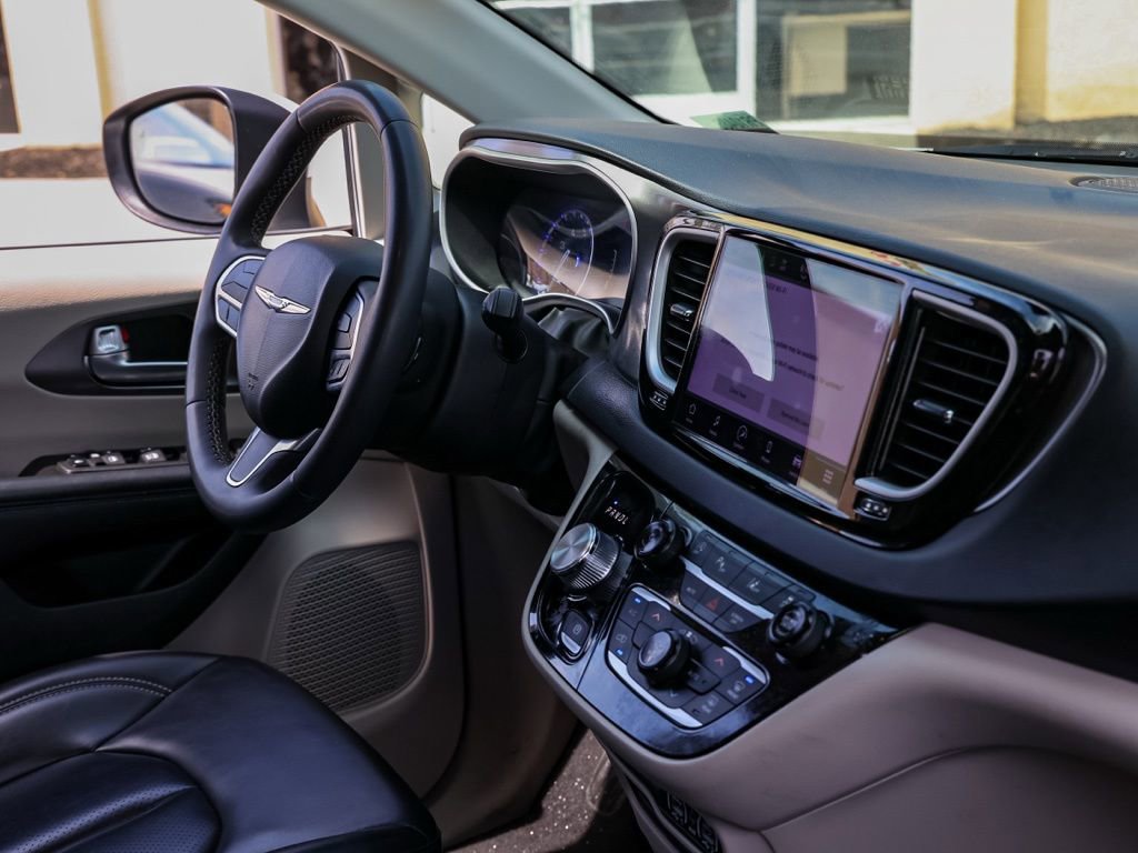 Used 2023 Chrysler Pacifica Touring-L image 19