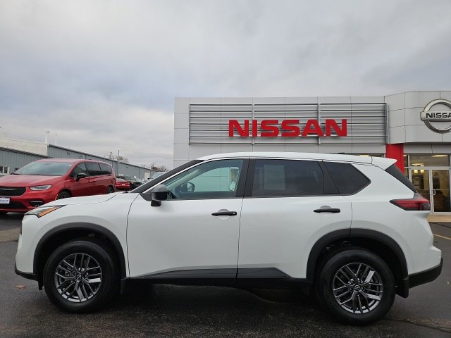 Used 2024 Nissan Rogue S image 2