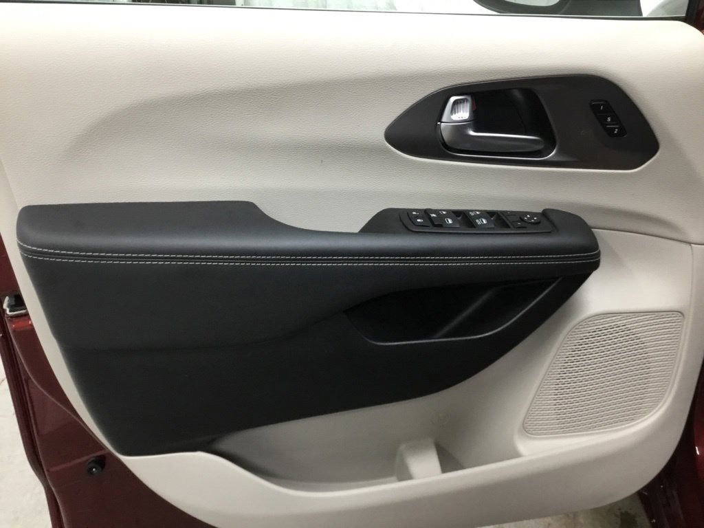 Used 2023 Chrysler Pacifica Touring-L AWD/4WD image 8