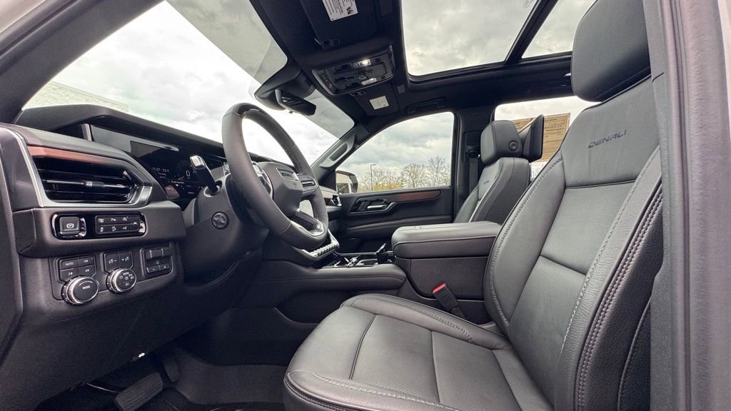 Used 2025 GMC Yukon Denali w/ Advanced Technology Package image 25