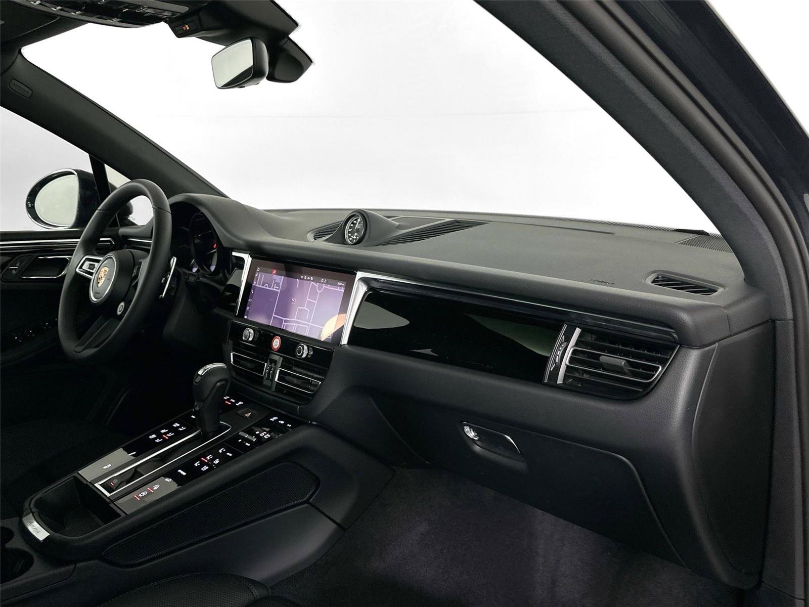 Certified 2025 Porsche Macan AWD/4WD image 29