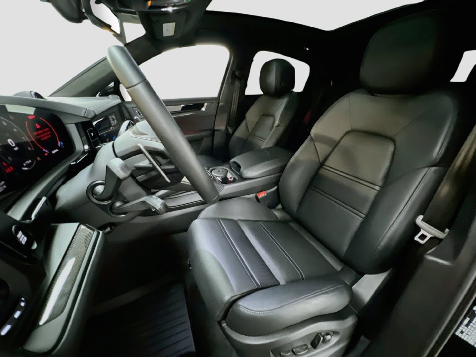 Certified 2025 Porsche Cayenne GTS AWD/4WD image 5