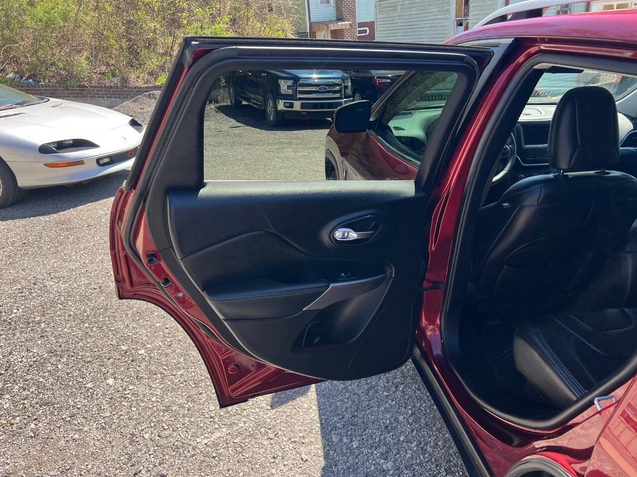 Used 2019 Jeep Cherokee Latitude Plus w/ Cold Weather Group AWD/4WD image 17