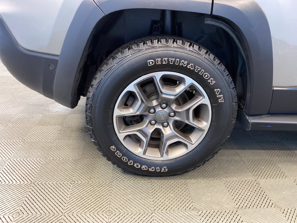 Used 2020 Jeep Cherokee Trailhawk AWD/4WD image 34