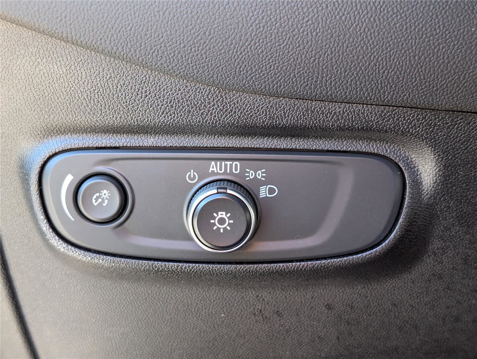 Used 2018 Chevrolet Equinox LT w/ Sun & Infotainment Package image 22