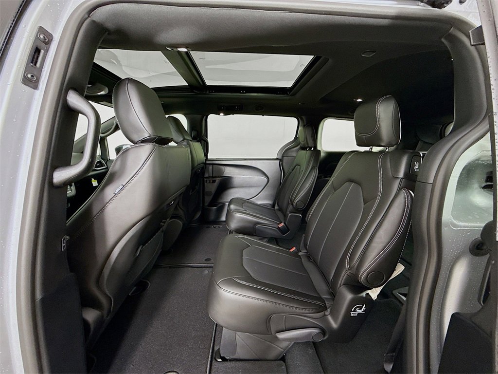 New 2026 Chrysler Pacifica Select image 23