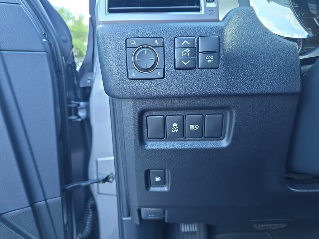 Used 2022 Lexus GX 460 w/ Accessory Package AWD/4WD image 19