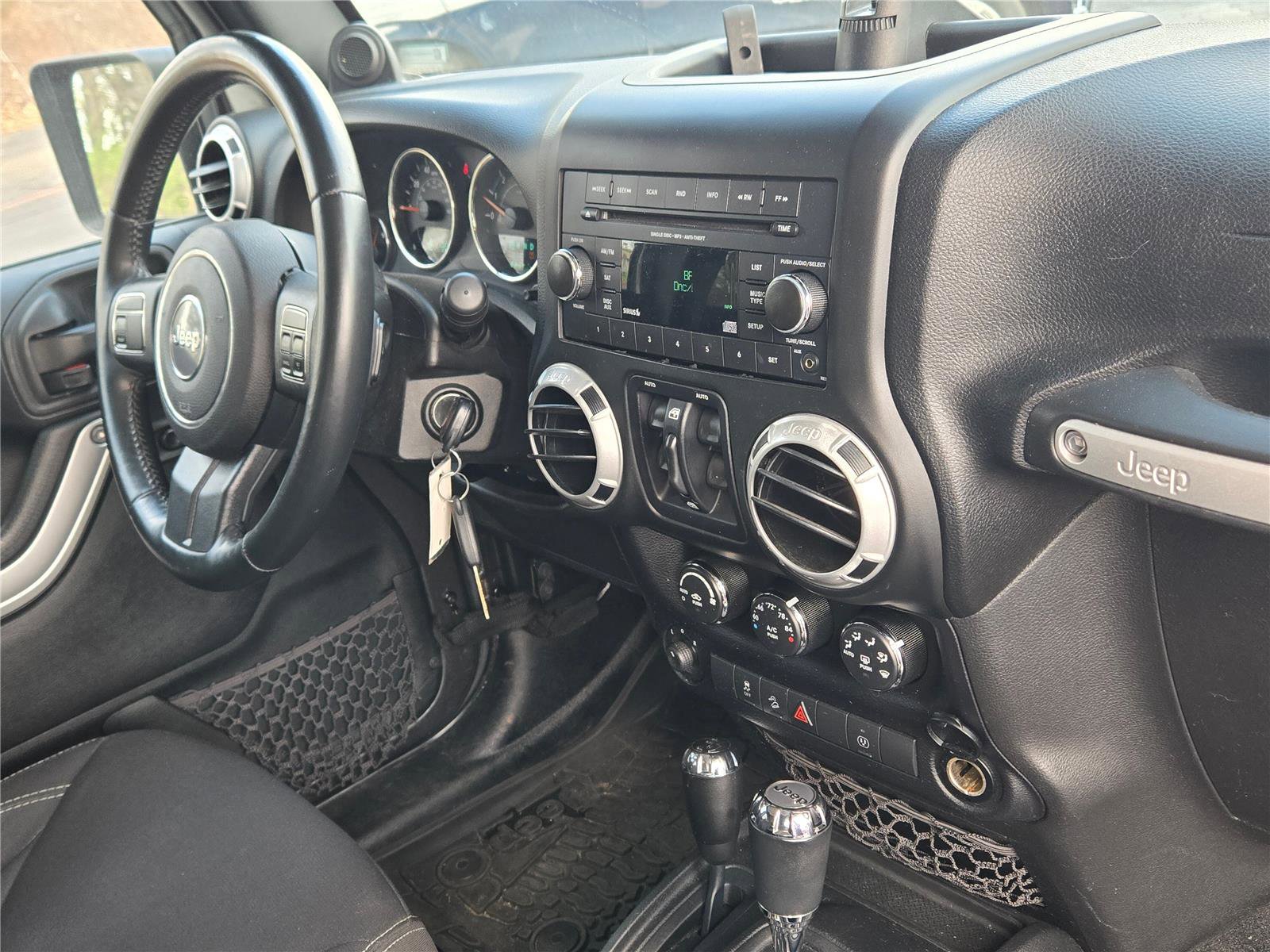 Used 2014 Jeep Wrangler Unlimited Sahara AWD/4WD image 5