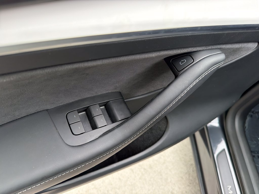 Used 2024 Tesla Model Y Performance AWD/4WD image 17