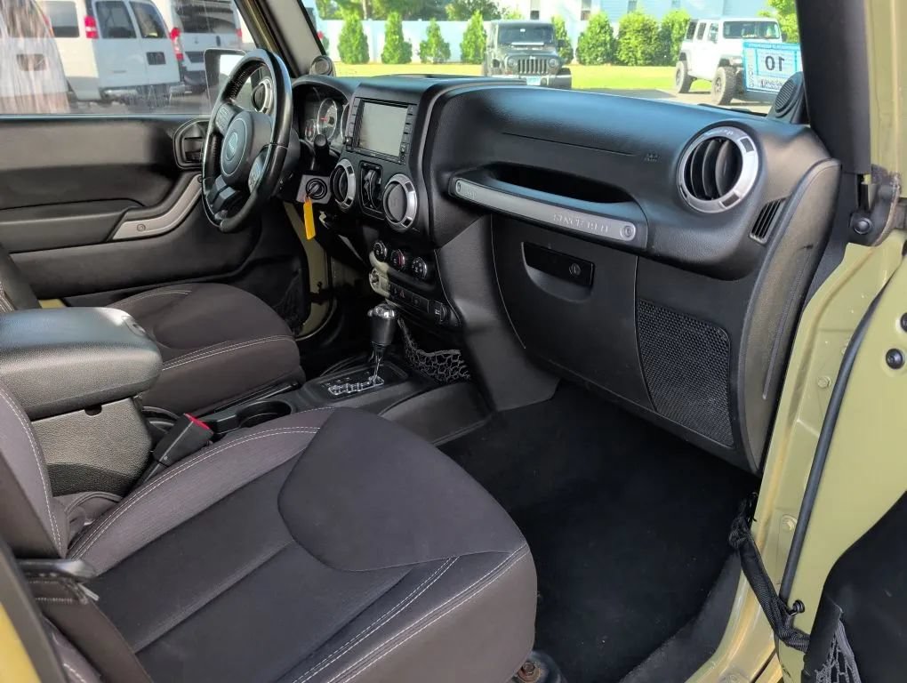 Used 2013 Jeep Wrangler Unlimited Sahara w/ Connectivity Group AWD/4WD image 27