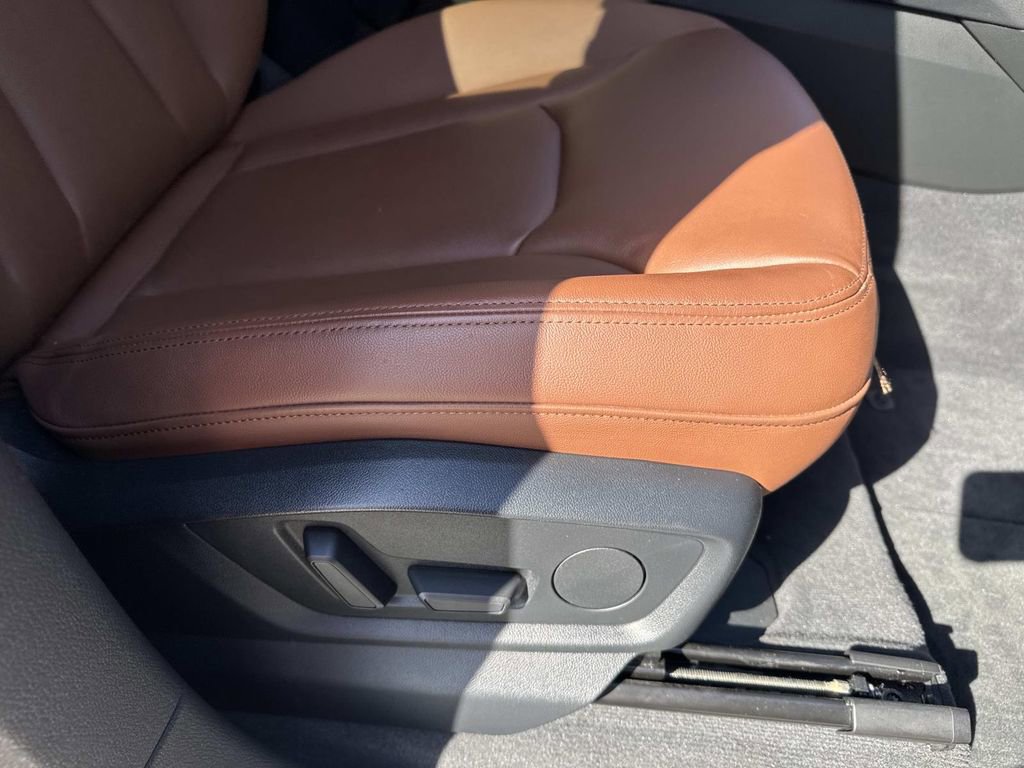 Used 2023 Audi Q8 Premium image 17