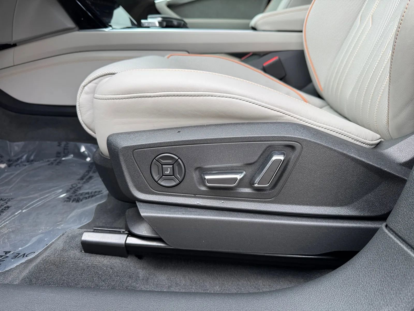 Used 2024 Audi Q8 e-tron Prestige w/ Prestige Package image 18