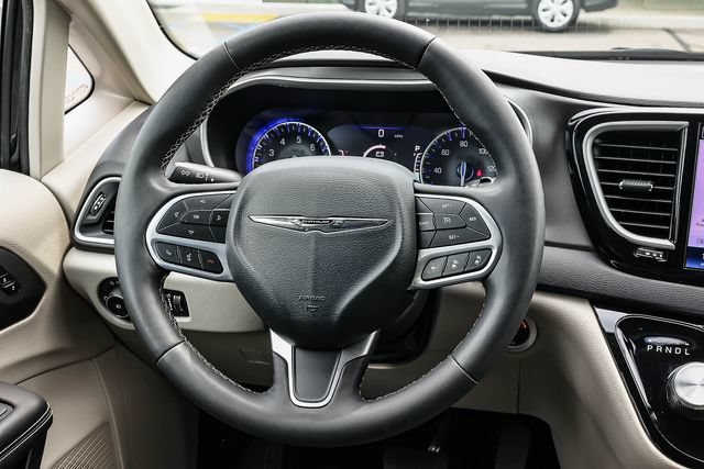 Used 2024 Chrysler Pacifica Touring-L FWD image 16