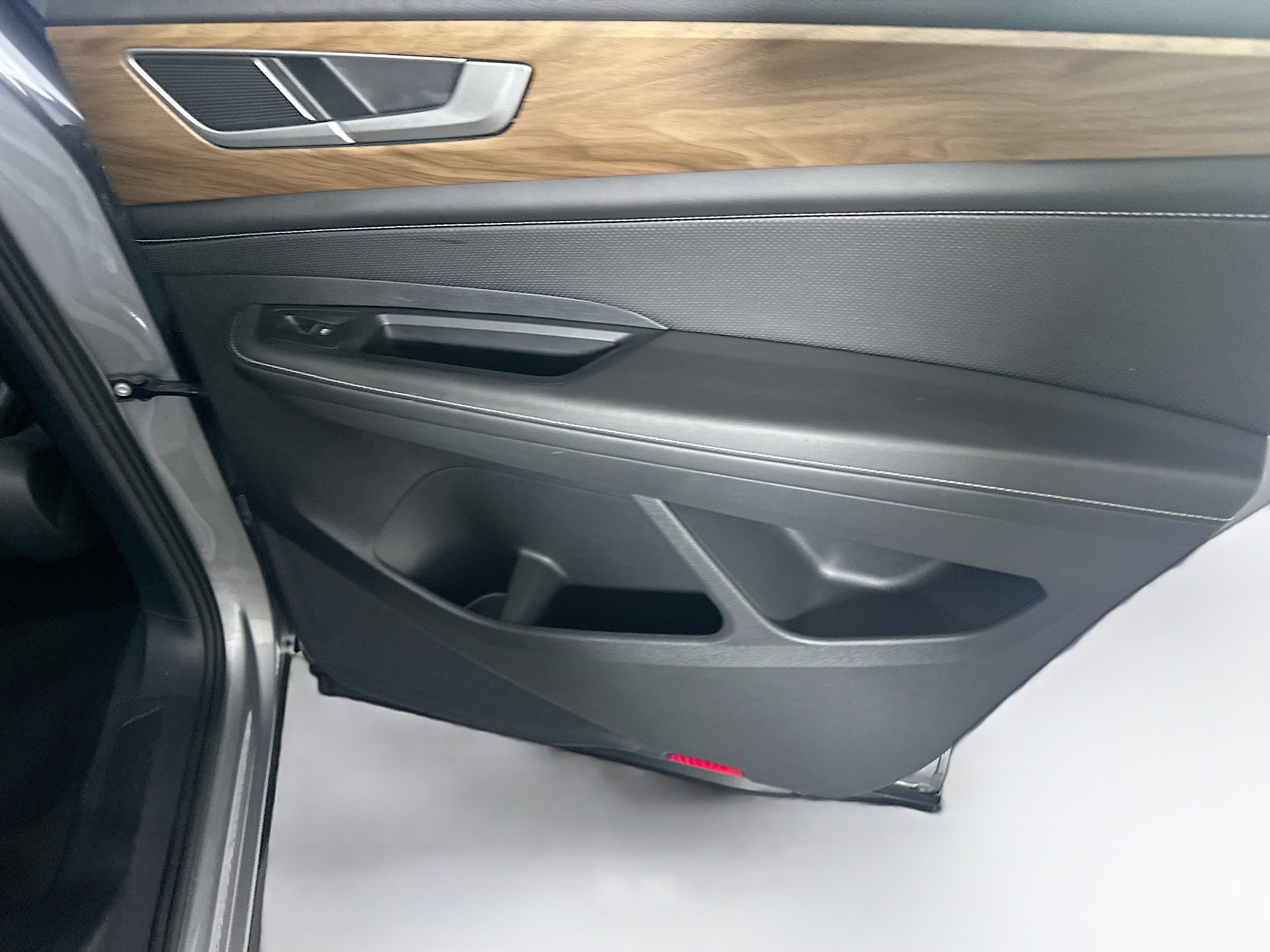 Used 2025 Volkswagen Atlas SE image 30