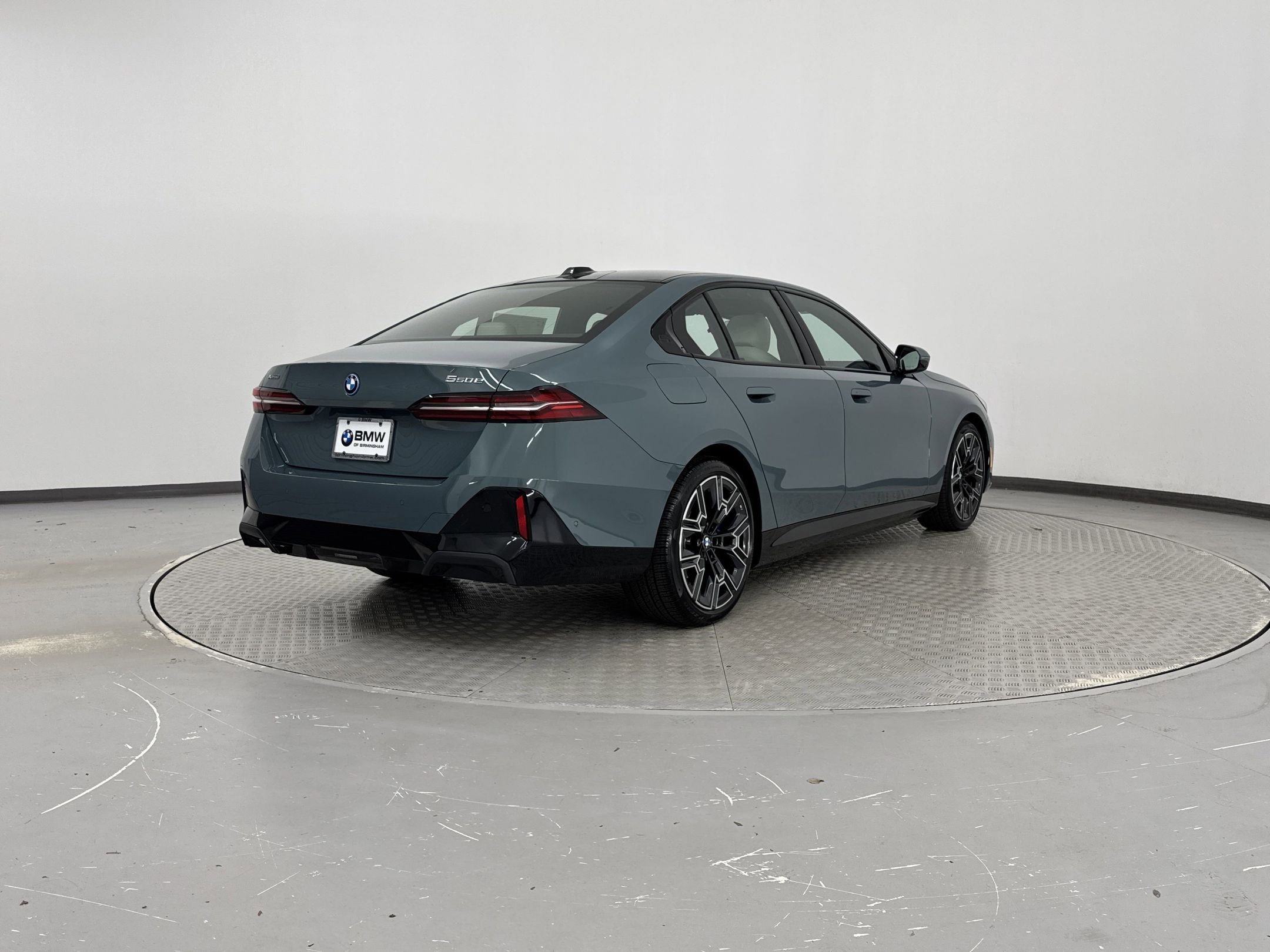 New 2026 BMW 550e xDrive w/ Executive Package image 9